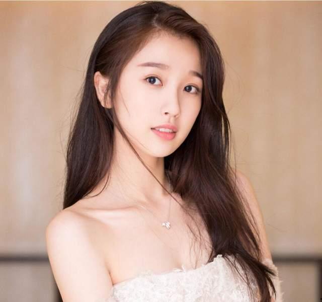 娱乐圈吃瓜所虞书欣早期清冷感,娱乐圈的冰山美人蜕变记